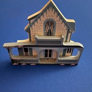 ALICE'S WONDERLAND OAK BLUFFS MASS 1993 Sheila's House Wood Shelf Sitter